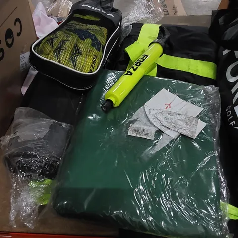 LOT CONTAINING AP0ROX 7 X SPORTING ITEMS. INCLUDES FOOTBALL GLOVES, PUMP, MAT ETC