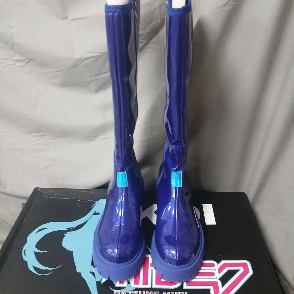 KOI X HATSUNE MIKU KAITO POLISHED LONG BOOTS – BLUE, UK 5 