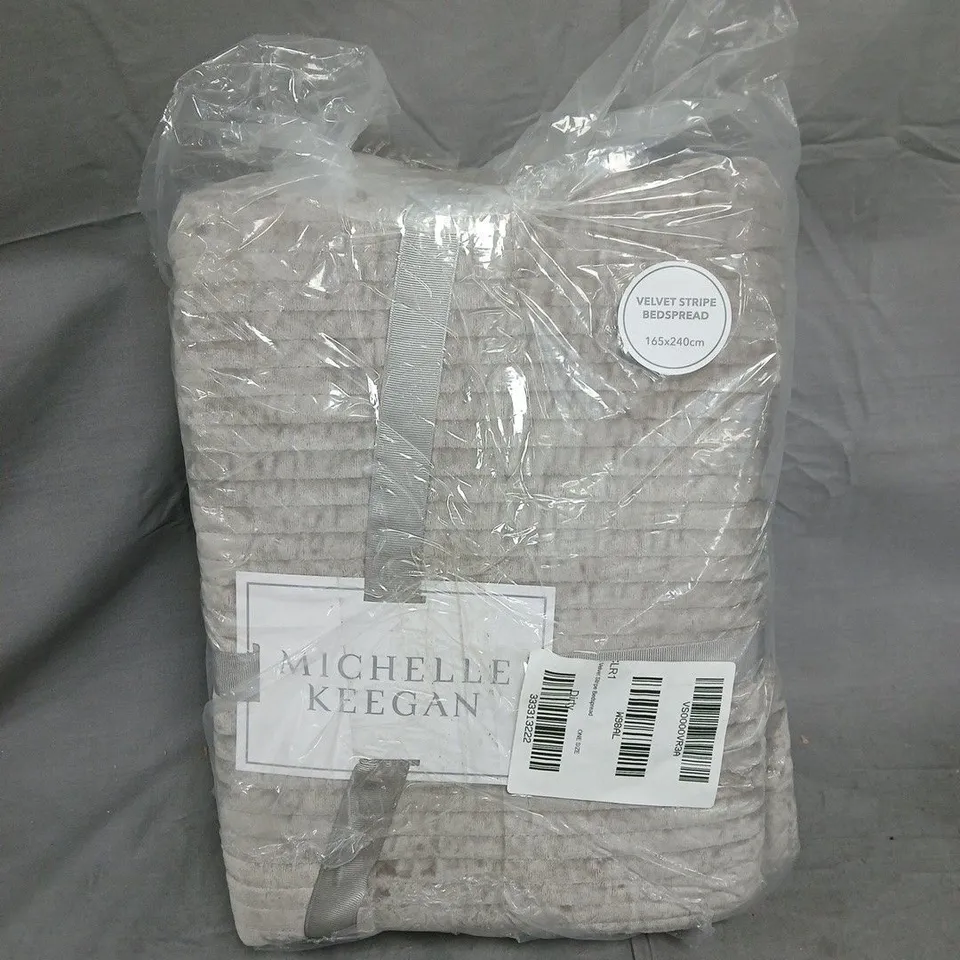 MICHELLE KEEGAN VELVET STRIPE BEDSPREAD IN GREY – 165X240 CM