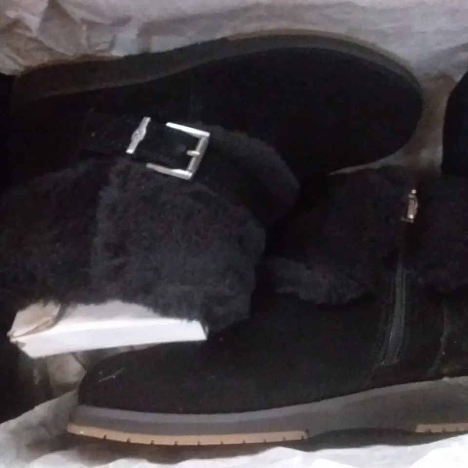 4 EMU AUSTRALIA SHOE BOXES CONTAINING "OXLEY" CORIANDER LEATHER BOOTS - SIZE 6, "OXLEY" BLACK LEATHER BOOTS - SIZE 3, KERIE LEATHER BOOTS CLARET - SIZE 9, SHARKY MINI BOOTS BROWN - SIZE 7