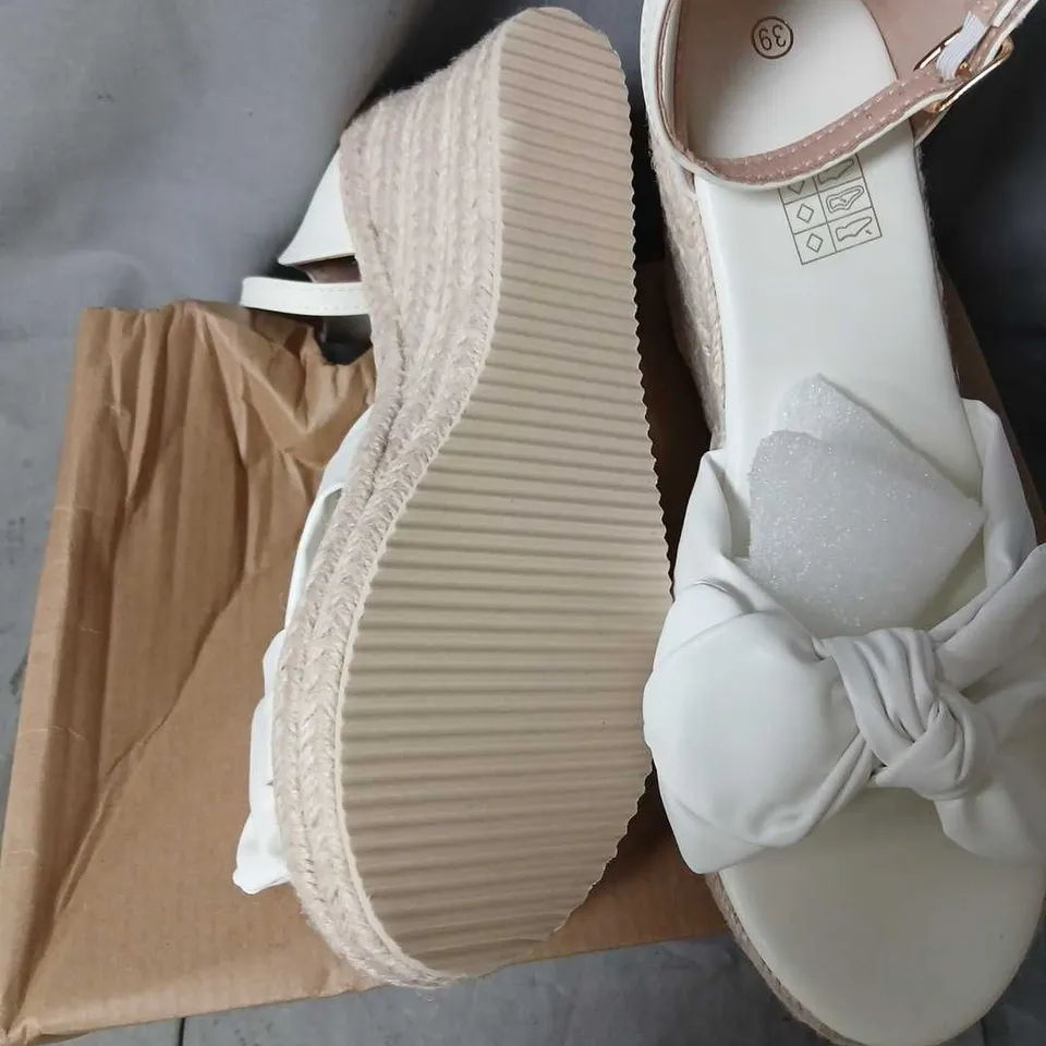 WOMEN'S WHITE KNOT-FRONT WEDGE SANDALS UK 6 (EU 39)