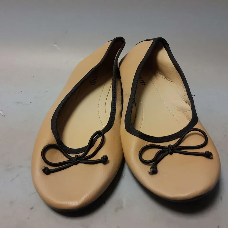 APPROXIMATELY 30 MRP SLIP ON SHOES IN BROWN IN VARIOUS SIZES