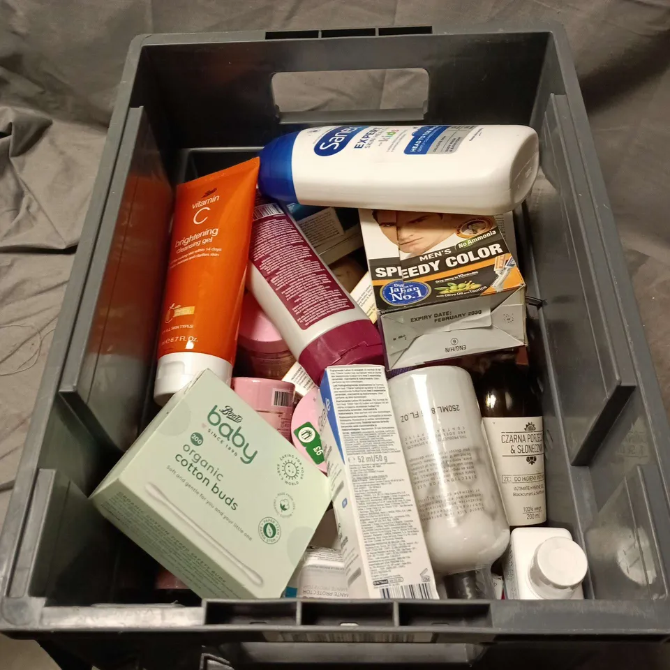 APPROXIMATELY 20 ASSORTED COSMETIC ITEMS TO INCLUDE SANEX, BIGEN SPEEDY COLOR, BOOTS VIT C CLEANSING GEL, COTTON BUDS, CERA VE CREME ETC