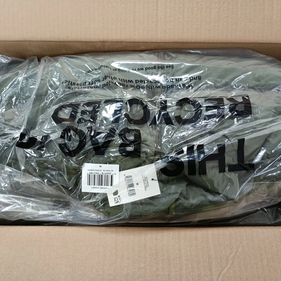 BOX OF APPROXIMATELY 2 ASSORTED PUFFER JACKET IN GREEN SIZE M 
