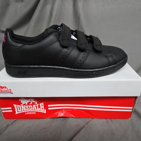 BOXED PAIR OF LONSDALE WOMENS LEYTON VELCRO SHOES IN BLAK/CERISE SIZE 9