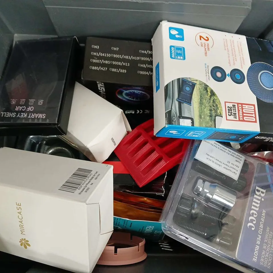 APPROXIMATELY 12 ASSORTED VEHICLE PARTS & ACCESORIES TO INCLUDE BEATHER HOSE, MIRACSE PHONE HOLDER, WHEEL LOCKS, ETC