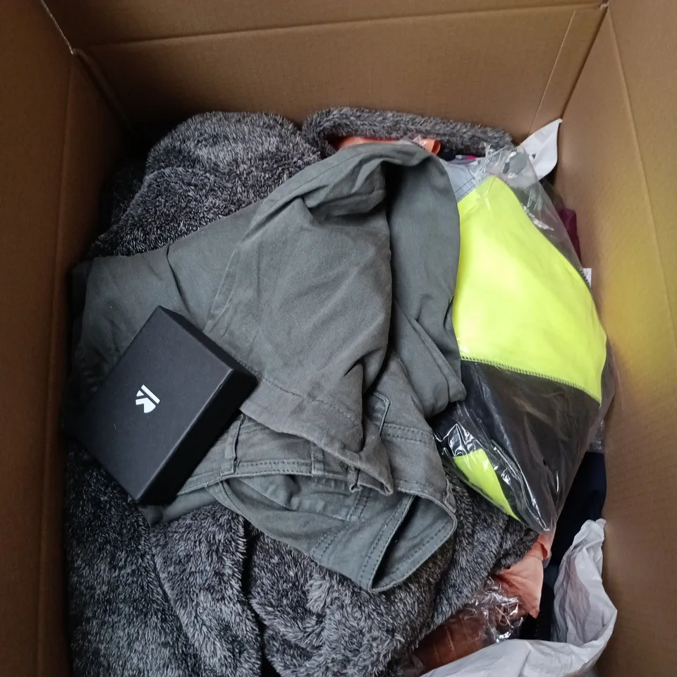 BOX OF APPROXIMATELY 25 ASSORTED CLOTHING ITEMS TO INCLUDE SAFETY GEAR, TROUSERS, ELLE BAMBOO SOCKS, BEWMER RFID WALLET ETC