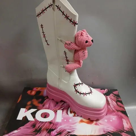 BOXED KOI TWISTED TEDDY TETHERS LONG BOOT WHITE SIZE 6