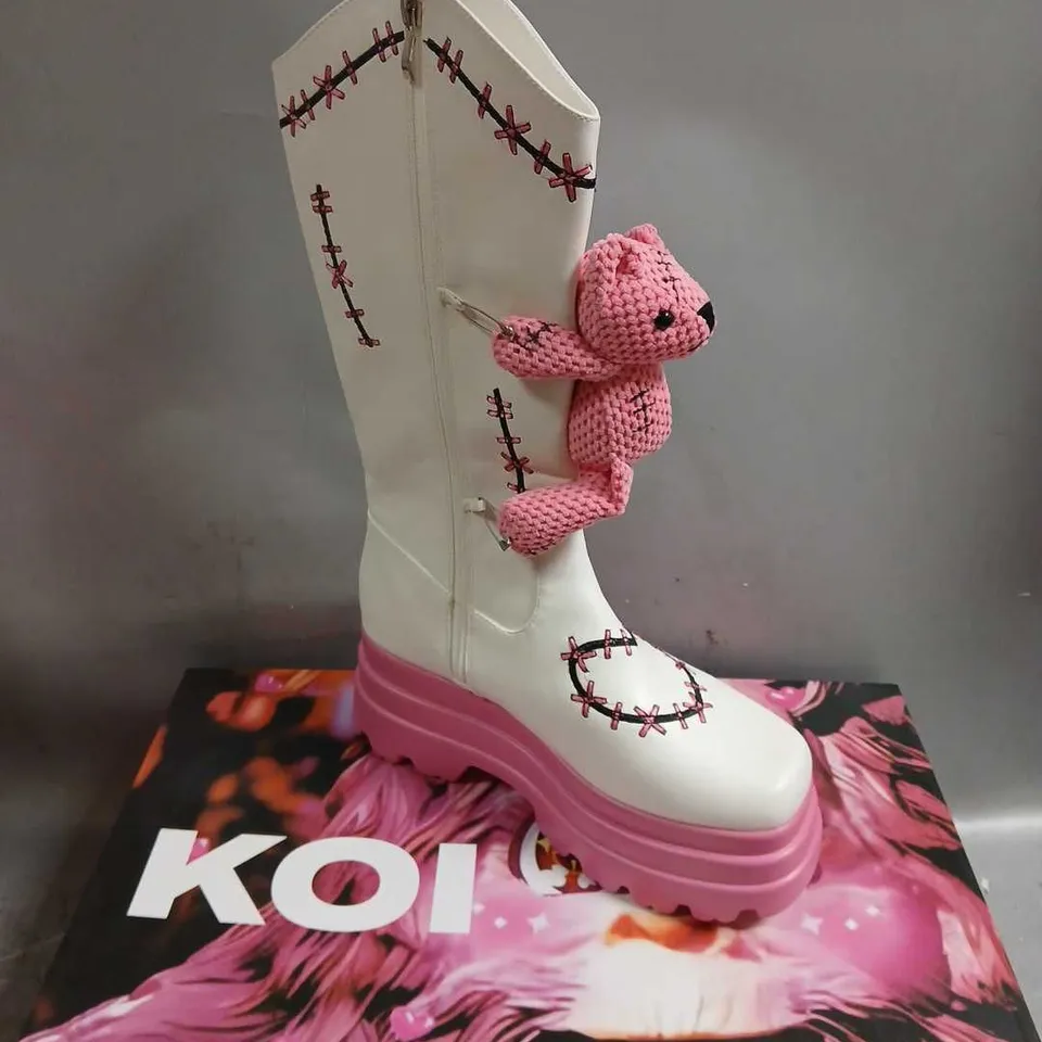 BOXED KOI TWISTED TEDDY TETHERS LONG BOOT WHITE SIZE 6