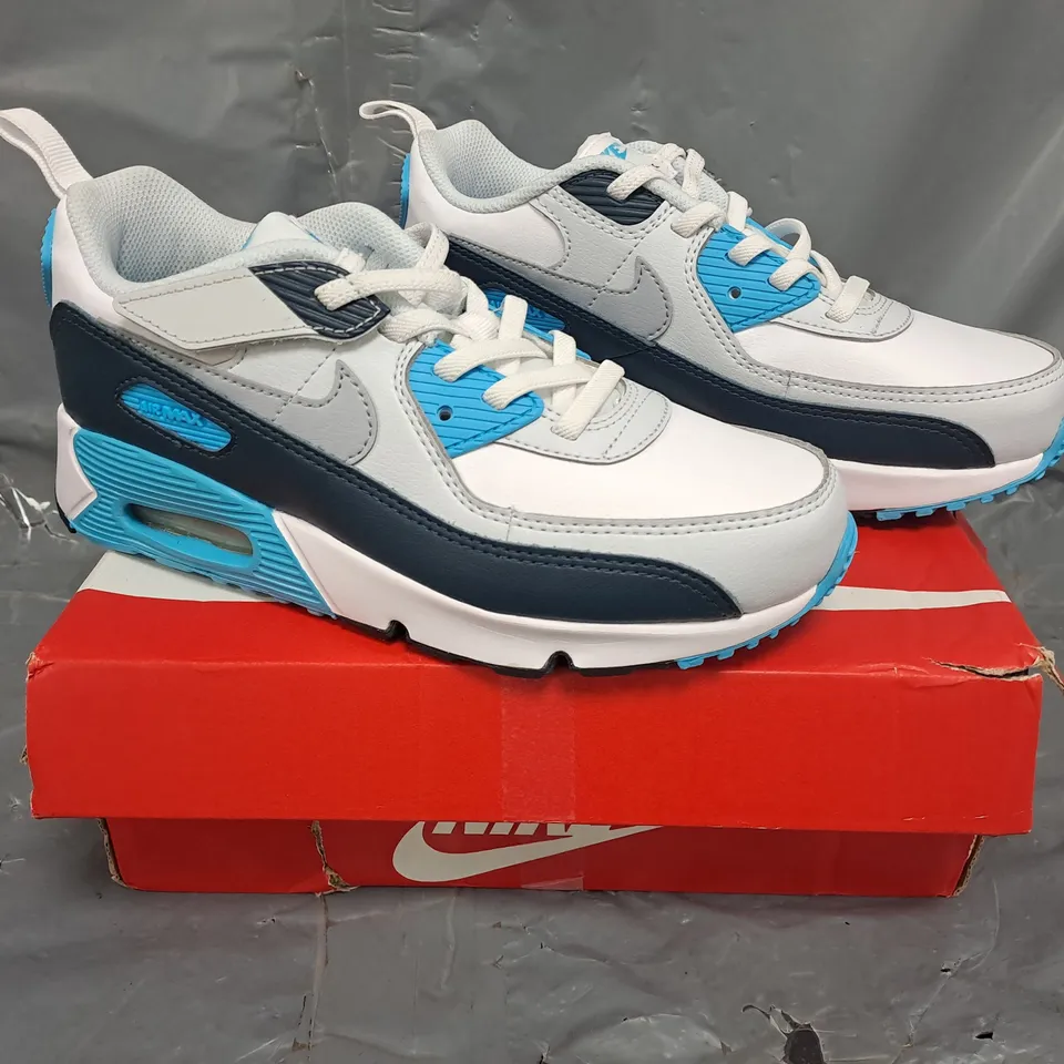 BOXED PAIR OF NIKE AIR MAX 90 EASYON SHOES IN WHITE/NAVY/BLUE SIZE UK 2.5
