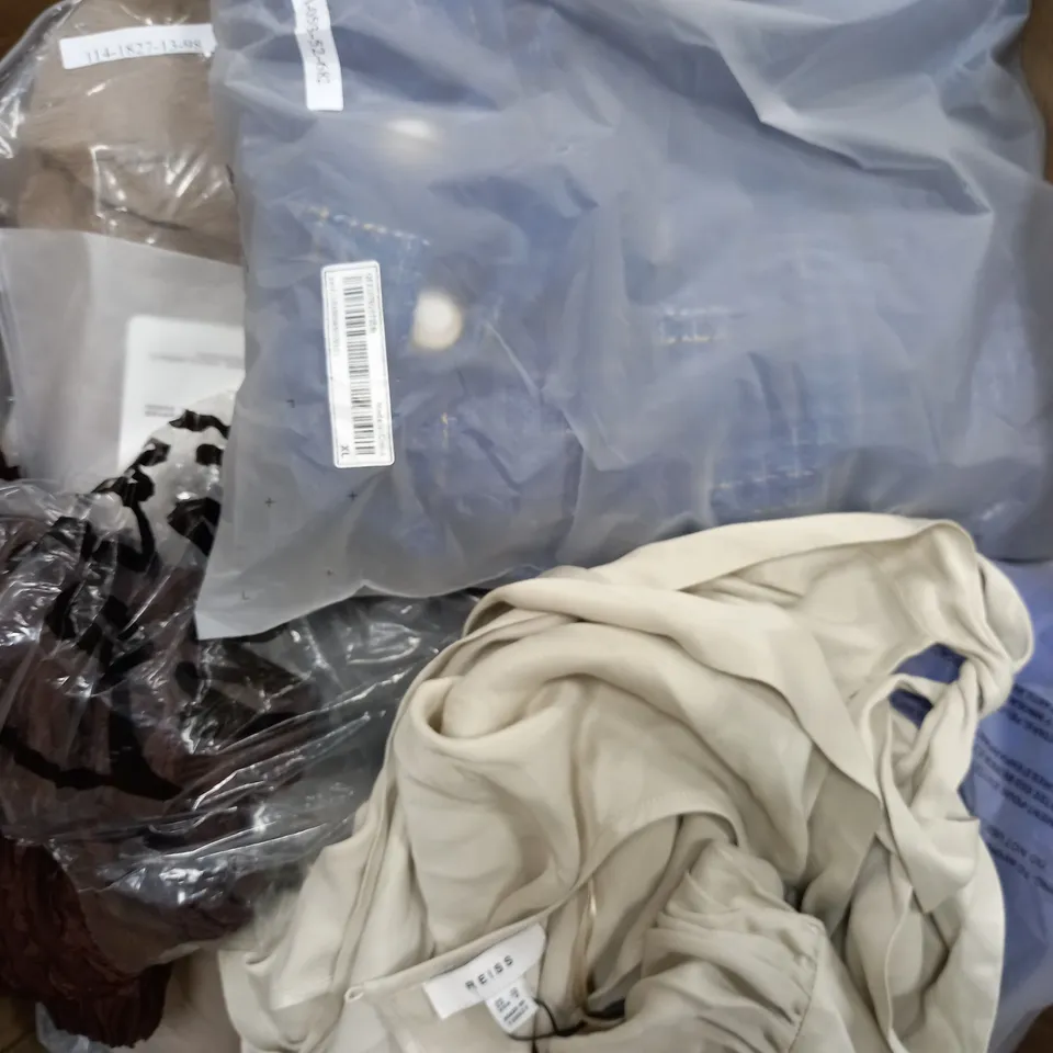 BOX OF APPROXIMATELY 25 ASSORTED CLOTHING ITEMS TO INCUDE -  JUMPERS , T-SHIRTS , TROUSERS,ECT 