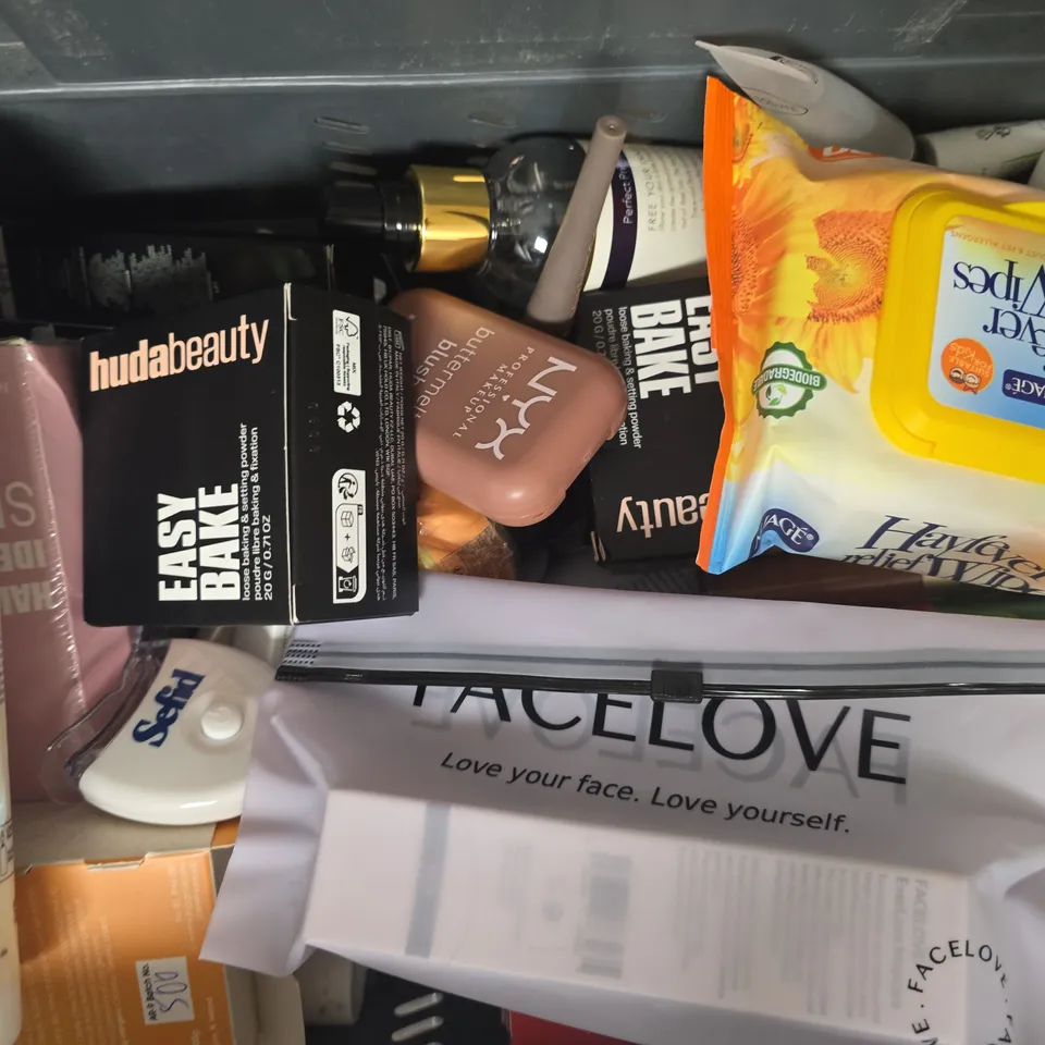 APPROXIMATELY 15 ASSORTED COSMETIC ITEMS INCLUDING VARIOUS MAKES AND BRANDS - COLLECTION ONLY