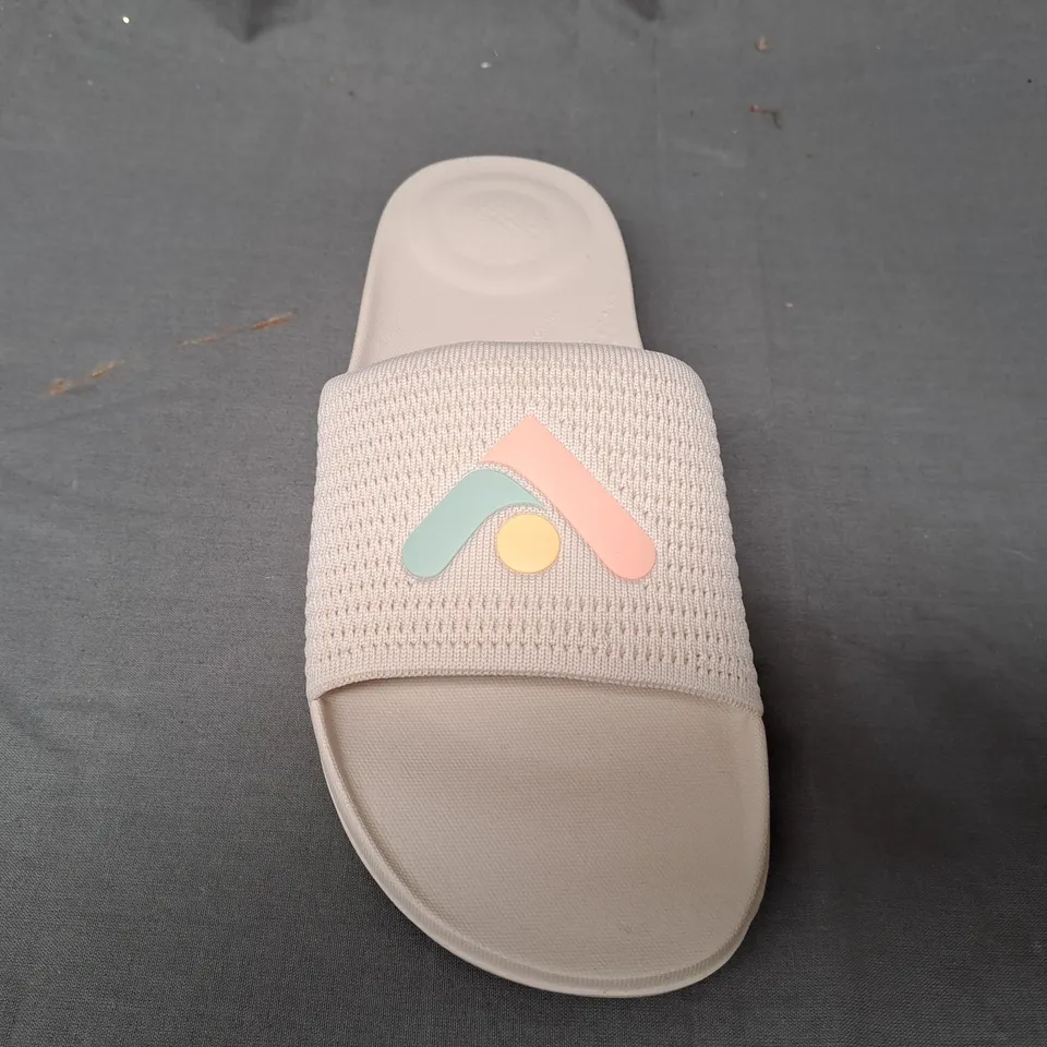 BOXED PAIR OF FITFLOP IQUSHION ARROW KNIT SLIDERS IN BEIGE UK SIZE 6