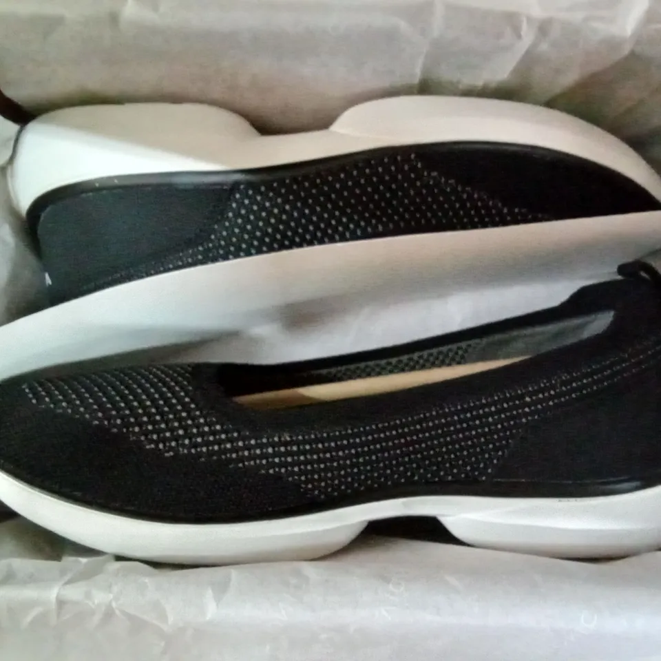 BOX CONTAINING 3 PAIRS OF VIONIC KALLIE BALRNA BLACK SIZE 8