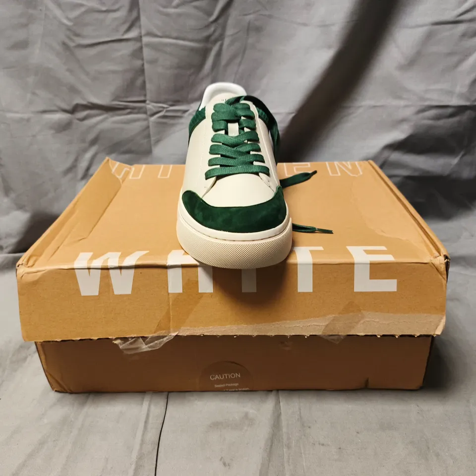 BOXED PAIR OF HIDDEN WHITE LACE UP SHOES IN CREAM/FOREST GREEN SIZE UK 9