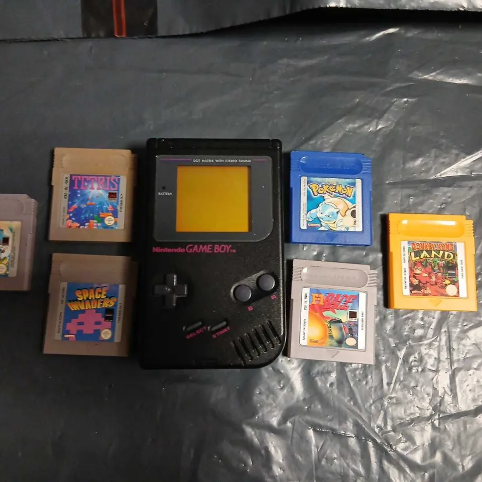 NINTENDO GAME BOY HANDHELD CONSOLE WITH MULTIPLE CARTRIDGES AND ORIGINAL BOX