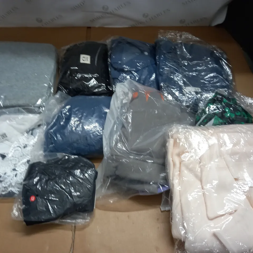 LARGE QUANTITY OF ASSORTED BAGGED CLOTHING ITEMS 