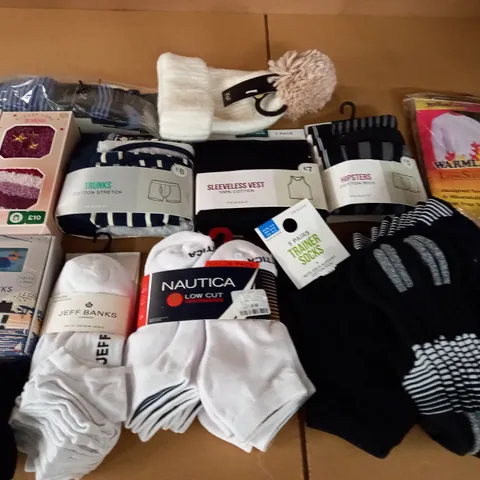 LOT OF ASSORTED CLOTHING ACCESSORIES TO INCLUDE SOCKS, TRUNKS AND HATS
