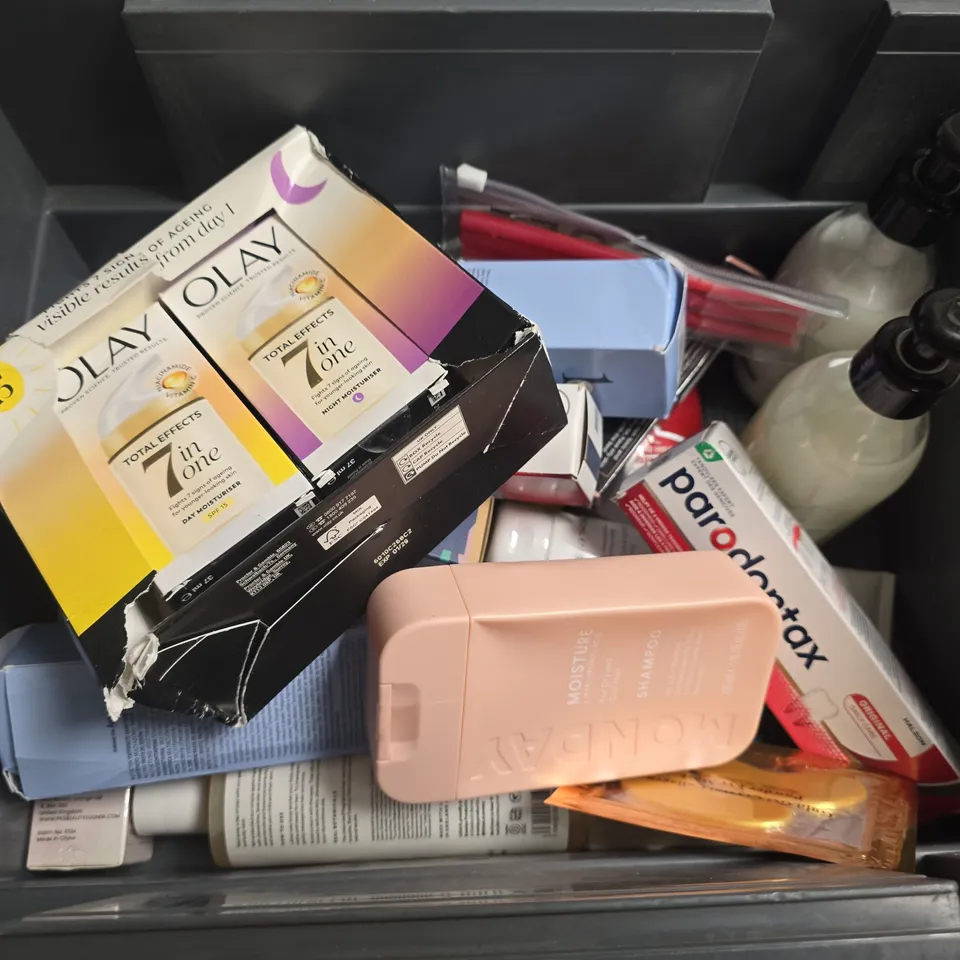 APPROXIMATELY 15 ASSORTED HEALTH & BEAUTY PRODUCTS TO INCLUDE OLAY 7 IN ONE, MONDAY MOISTURE SHAMPOO, MOO & YOO HAND WASH, ETC - COLLECTION ONLY