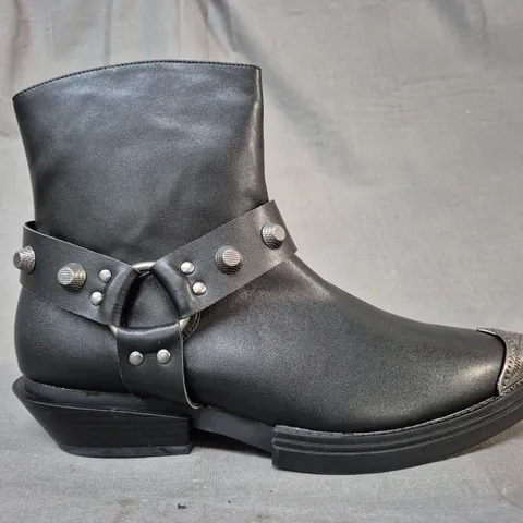BOXED PAIR OF KOI SOULRENDER MEN'S HARDWARE COWBOY BOOTS IN BLACK/ANTIQUE SILVER UK SIZE 11