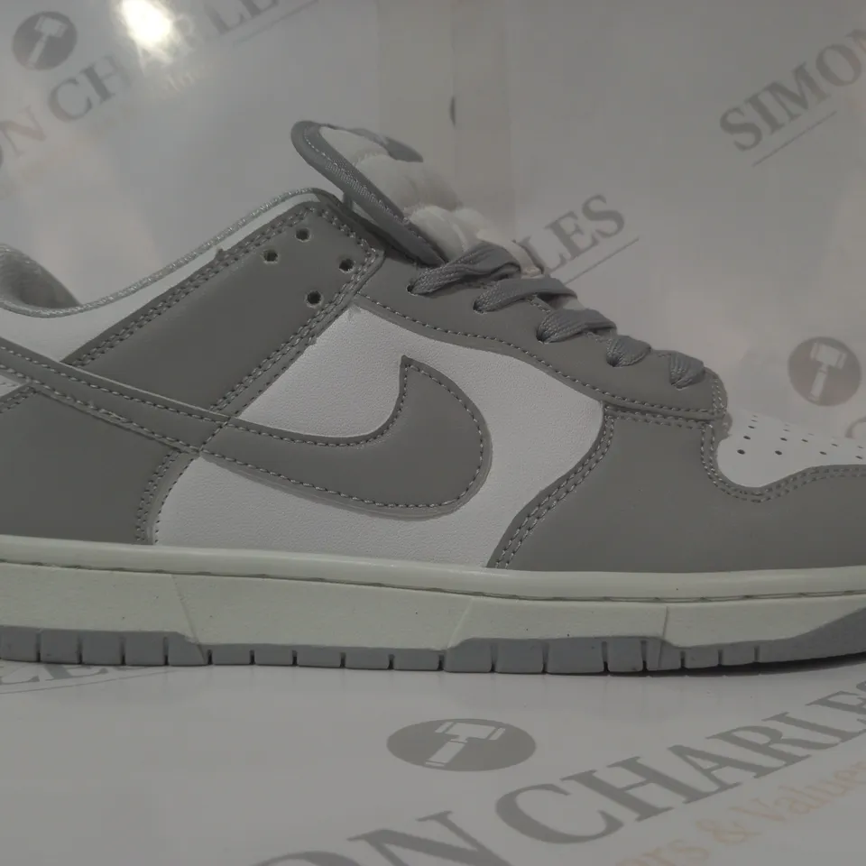 BOXED PAIR OF NIKE TRAINERS IN GREY/WHITE UK SIZE 8