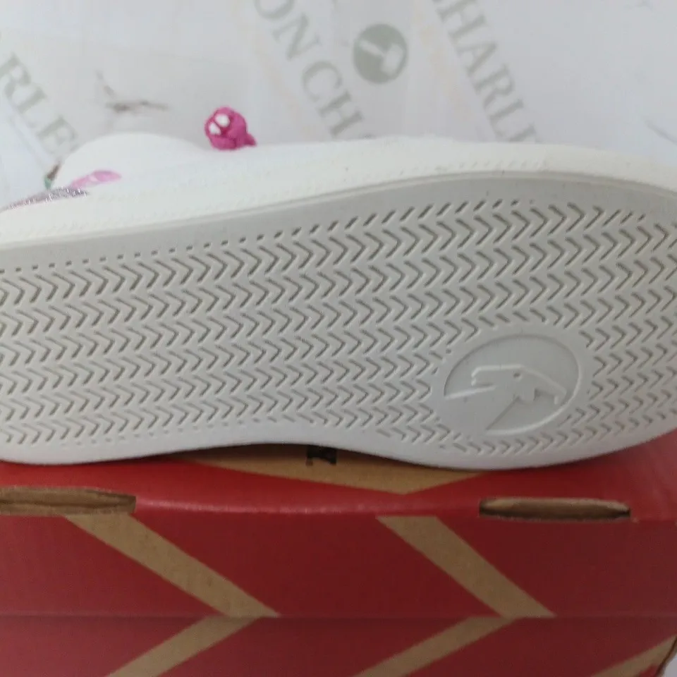BOXED PAIR OF BILLY CLASSICE ;ACE HIGHS IN WHITE RAINBOW - KIDS UK 9