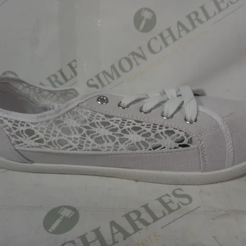 PAIR OF DESIGNER CANVAS LACE SHOES IN WHITE EU SIZE 41