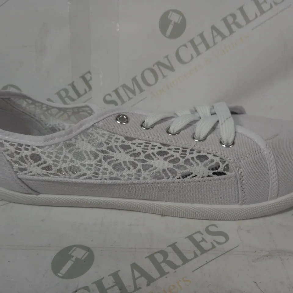 PAIR OF DESIGNER CANVAS LACE SHOES IN WHITE EU SIZE 41
