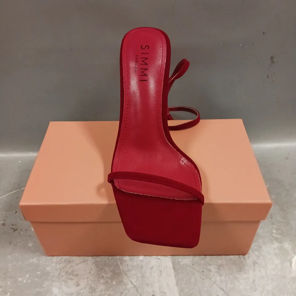 BOXED PAIR OF SIMMI WIDE FIT OPEN TOE SHOES IN RED - 6