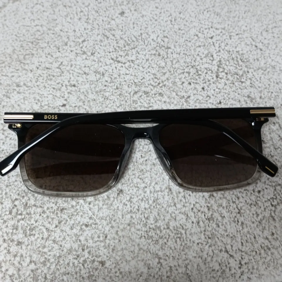 BOSS SUNGLASSES - WITH CASE