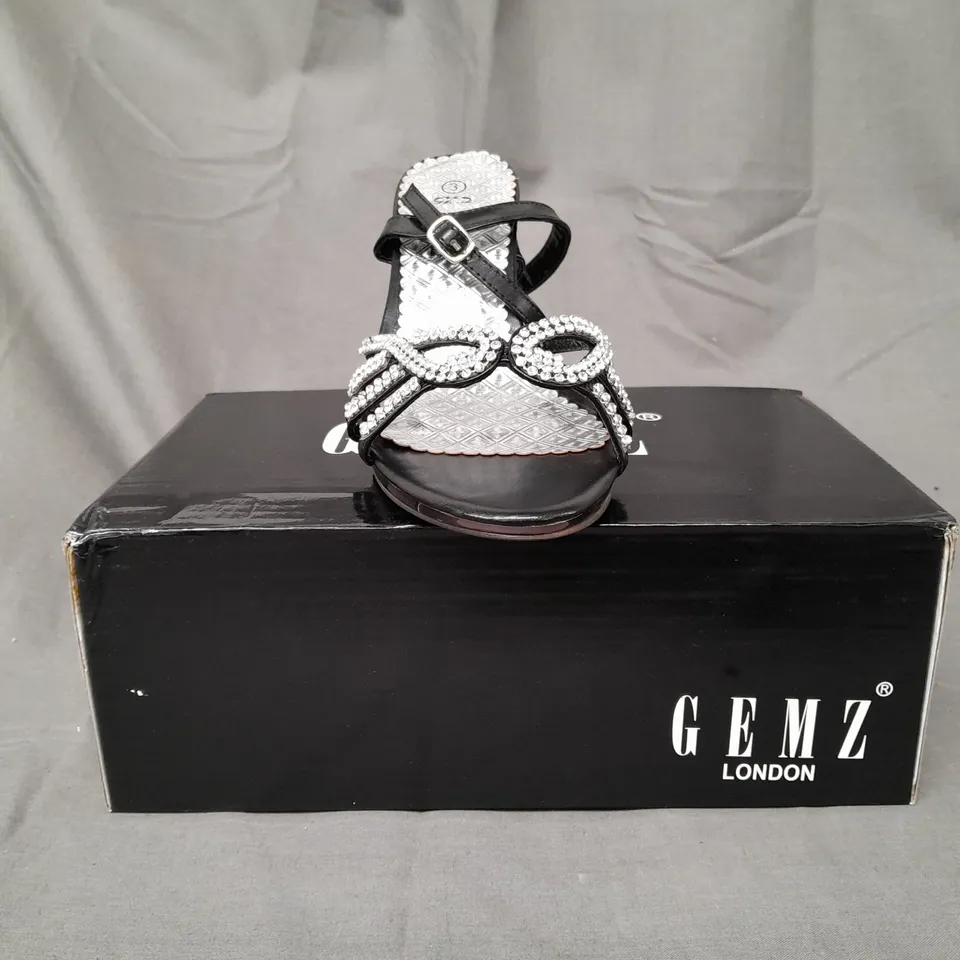BOXED PAIR OF GEMZ LONDON OPEN TOE HIGH HEEL SANDALS IN BLACK/METALLIC SILVER W. JEWEL EFFECT SIZE 3