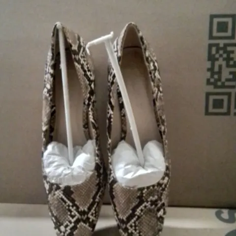 BOX CONTAINING APPROXIMATELY 10 BRAND NEW JD WILLIAMS SNAKE BLOCK HEELS SIZE 7E