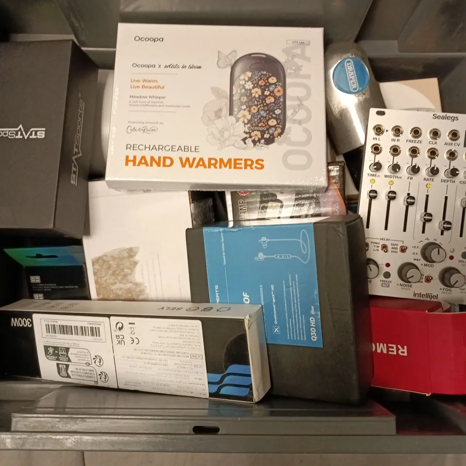 APPROXIMATELY 15 ASSORTED ELECTRICAL ITEMS TO INCLUDE HAND WARMERS, PULSE OXIMETER, SOUNDPEATS Q30 HD BLUE EARPHONES, ETC