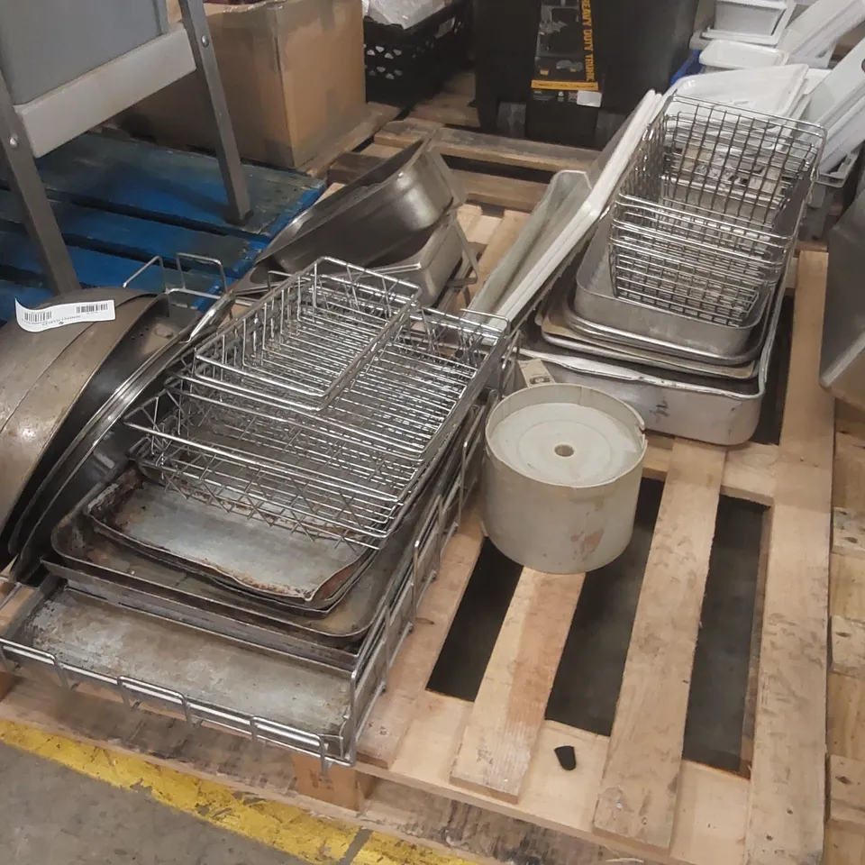 PALLET CONTAINING A LARGE QUANTITY OF CATERING EQUIPMENT INCLUDING: POTS/PANS, KITCHEN TRAYS ECT