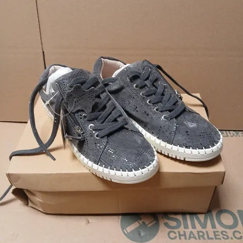 JO & JOE PORTO GREY SHOES – SIZE 4