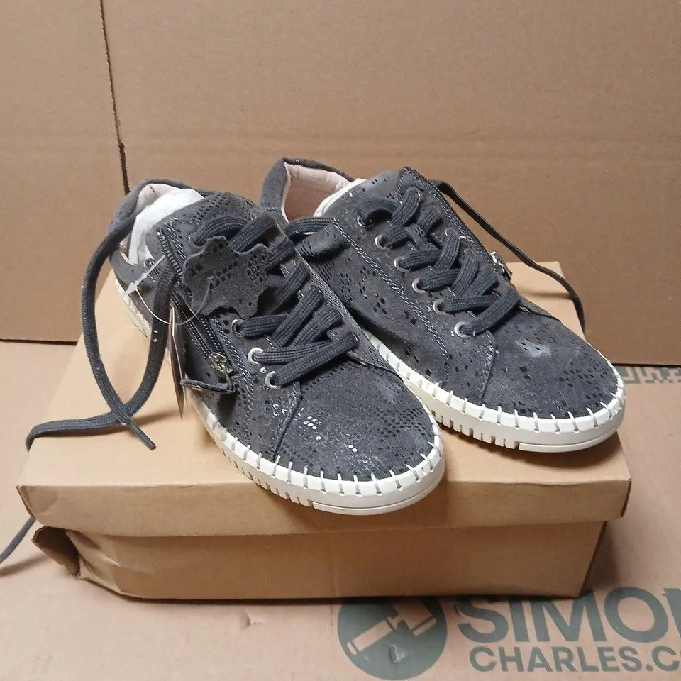 JO & JOE PORTO GREY SHOES – SIZE 4