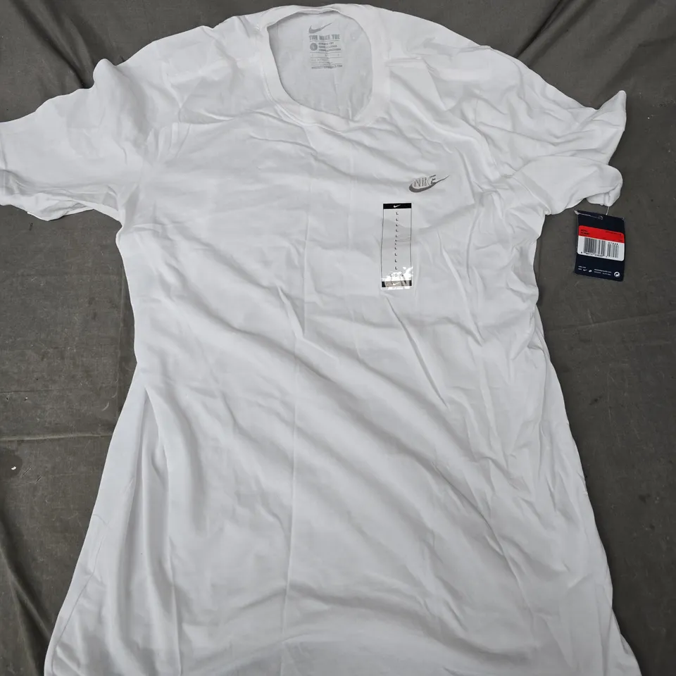 NIKE THE NIKE TEE IN WHITE - LARGE