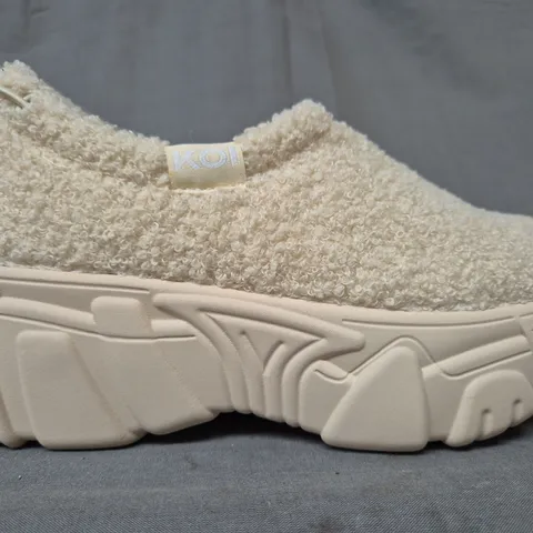 BOXED PAIR OF KOI FLAMMA MICROFIBRE CHUNKY SHOES IN CREAM UK SIZE 3