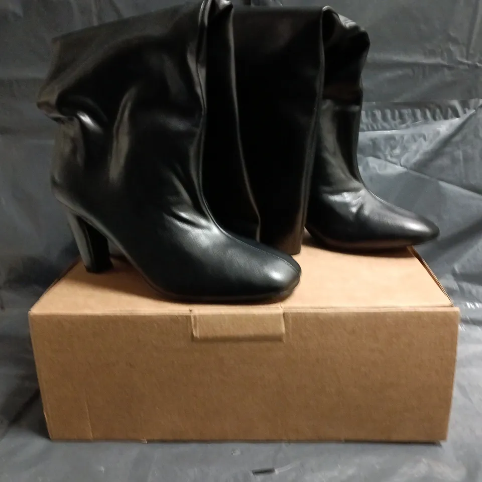 BOXED PAIR OF UNBRANDED HEELED KNEE-HIGH BOOTS IN BLACK SIZE 6
