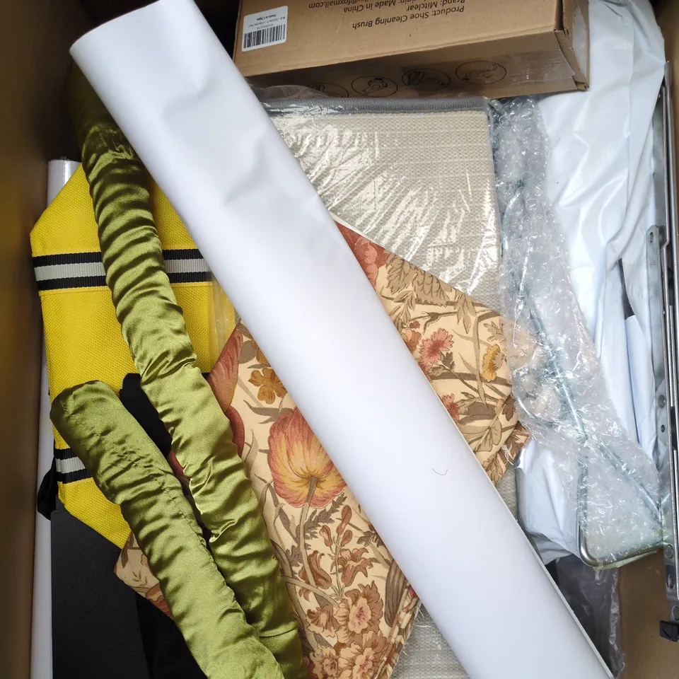APPROXIMATELY 15 ASSORTED HOUSEHOLD PRODUCTS TO INCLUDE HOME DECOR, STORAGE BAG, WALLPAPER ETC 