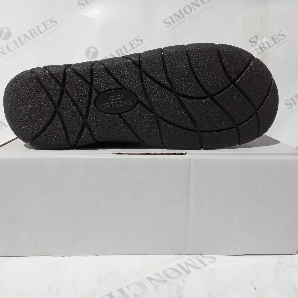 BOXED PAIR OF EARTH ORIGINS EMMALYN BOOTIES IN GREY UK SIZE 6