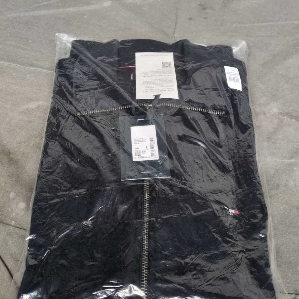 BAGGED TOMMY HILFIGER ESSENTIALS TERRY ZIP-THROUGH STAND COLLAR JACKET – DESERT SKY, SIZE L