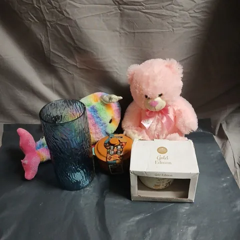 BOX OF APPROXIMATELY 15 ASSORTED HOUSEHOLD ITEMS TO INCLUDE HOME IS WHERE THE HEART IS MUG, VASE, HAIRY BIKERS MINI CASSEROLE DISH, PLUSH TOYS ETC