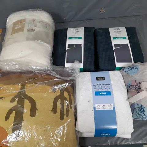APPROXIMATELY 8 ASSORTED HOUSEHOLD ITEMS TO INCLUDE VARIOUS BEDDING IN VARIOUS SIZES AND STYLES 