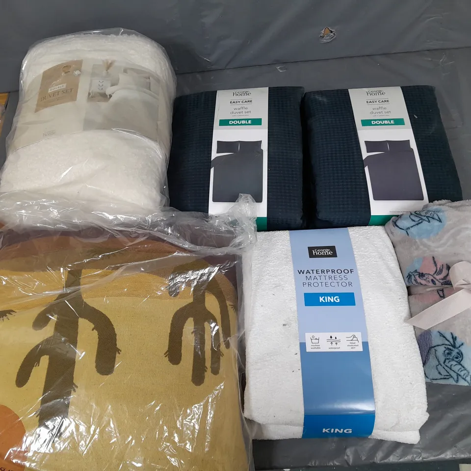 APPROXIMATELY 8 ASSORTED HOUSEHOLD ITEMS TO INCLUDE VARIOUS BEDDING IN VARIOUS SIZES AND STYLES 