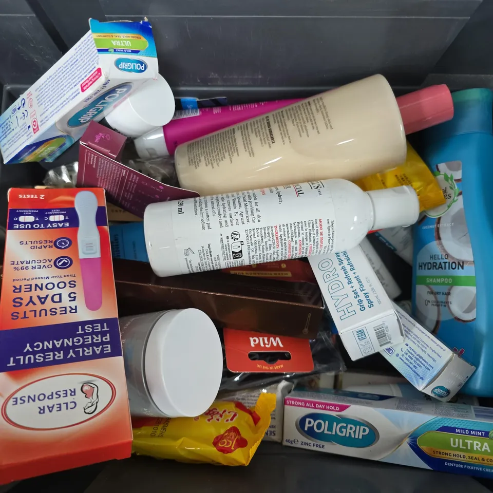 APPROXIMATELY 20 ASSORTED COSMETICS ITEMS TO INCLUDE PAULAS CHOICE EXFOLIATE, HERBAL ESSENCES SHAMPOO, SOAP & GLORY BODY WASH, ETC