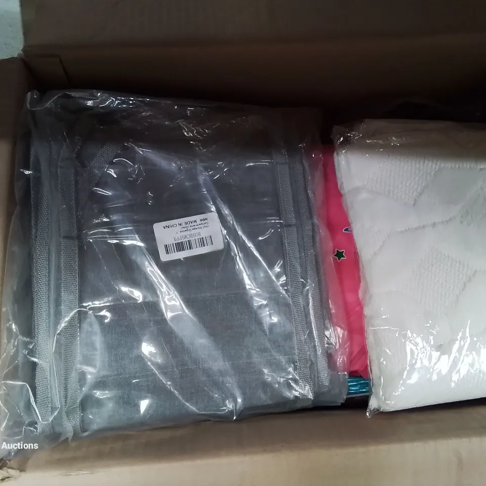 A BOX OF VARIOUS ITEMS TO INCLUDE - MATERIAL STORAGE RACKS, HAIR TINSLE AND VARIOUS TABLE CLOTHS