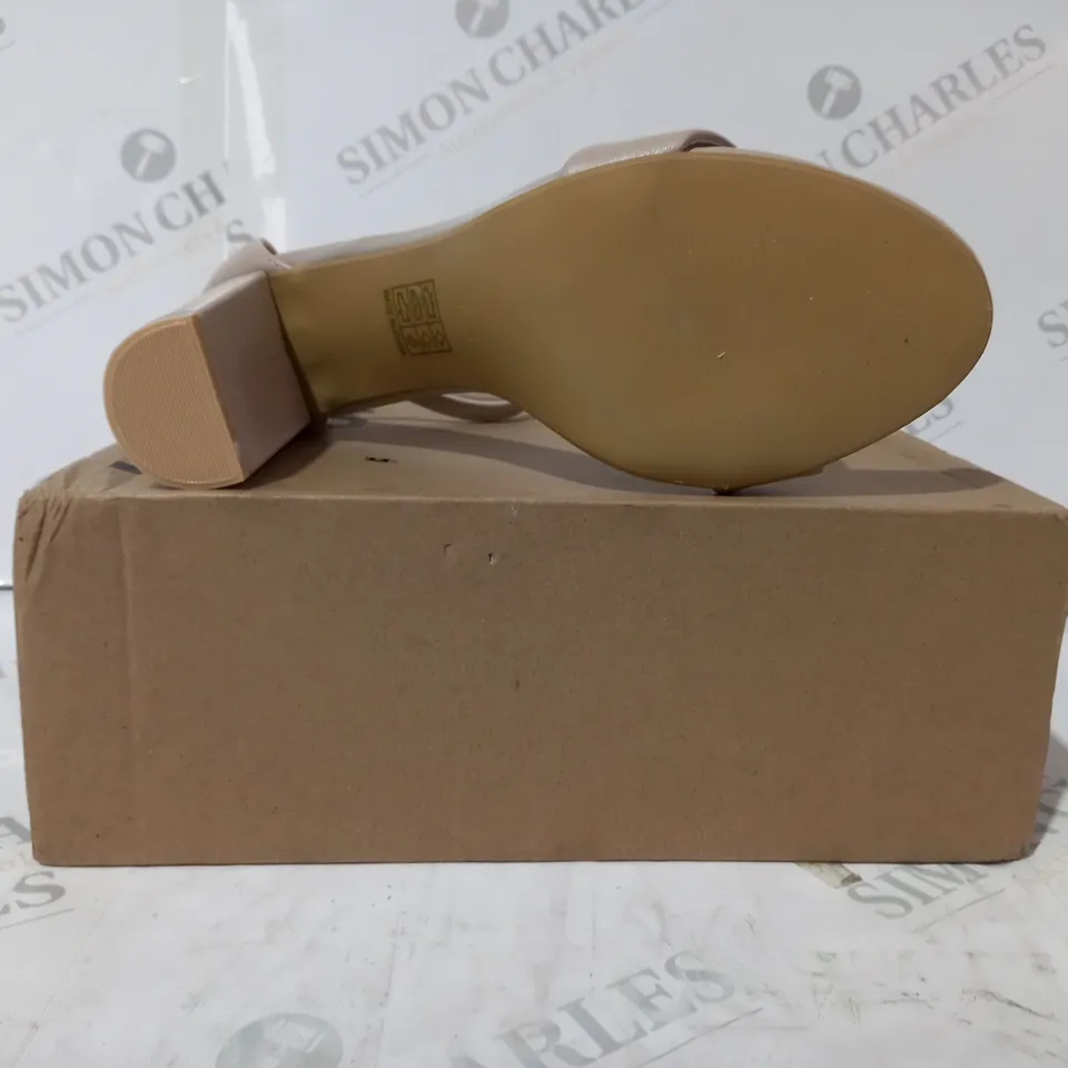 BOXED PAIR OF NO DOUBT OPEN TOE HIGH BLOCK HEEL SANDALS IN NUDE SIZE 7