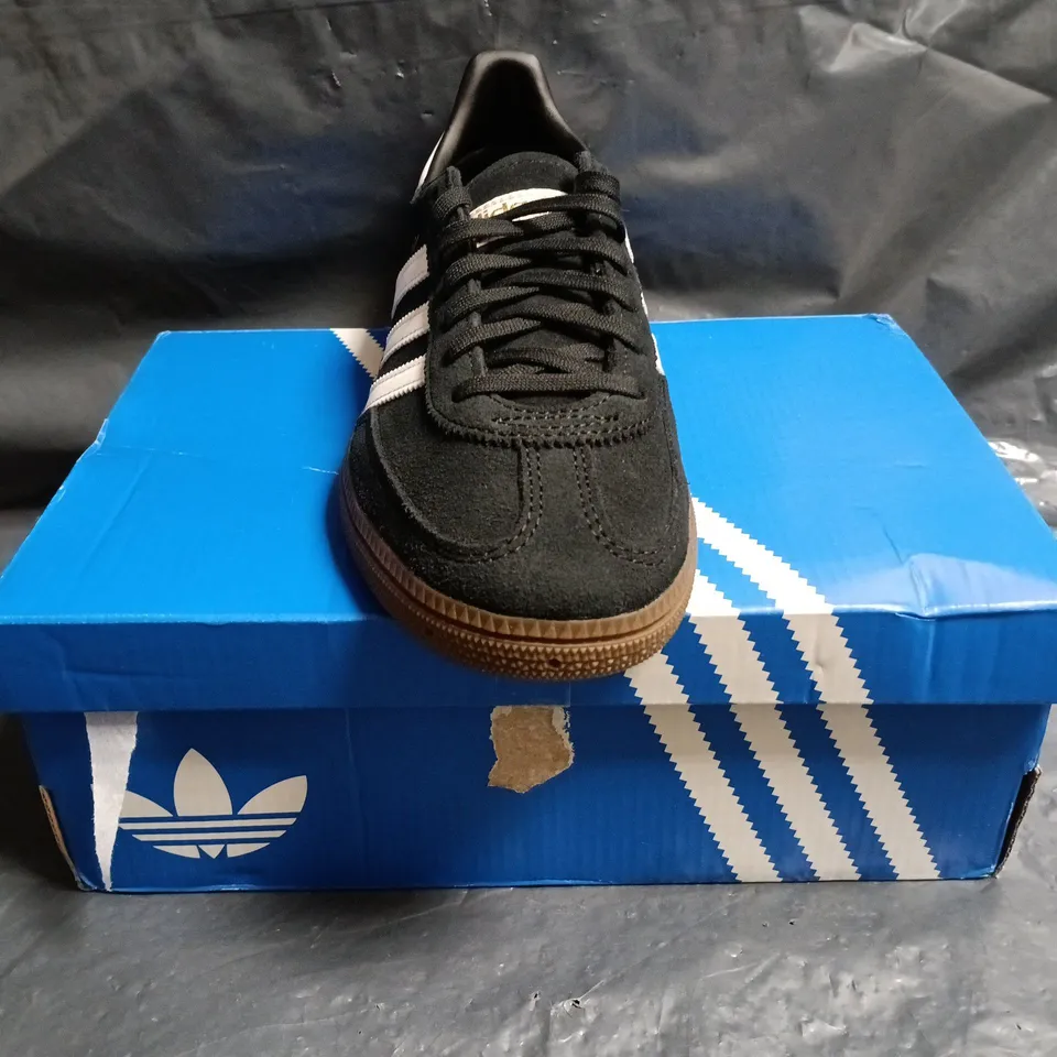 BOXED PAIR OF ADIDAS HANDBALL SPEZIAL TRAINERS IN BLACK/WHITE SIZE UK 5.5