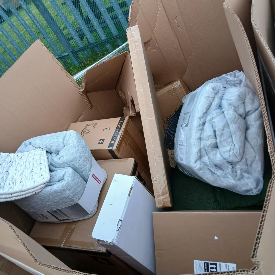 PALLET OF APPROXIMATELY 21 ASSORTED PRODUCTS TO INCLUDE; PEBBLE SIDE TABLE, PAPER TREE SKIRT, STACEY CAULDRON, MERCURY BAUBLES, POSTER FRAME AND SNOWFLAKE LIGHT